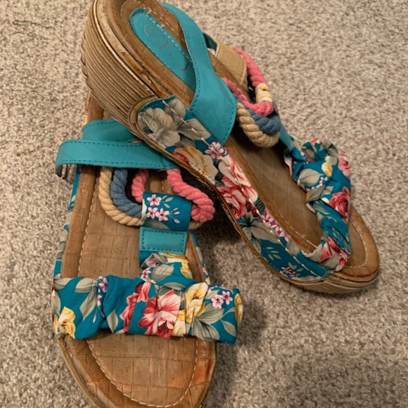 NWOT Ladies sandals by J.J’s - Picture 2 of 2